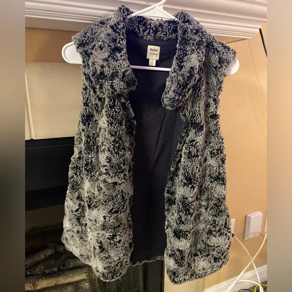Dylan furry vest - Picture 1 of 4